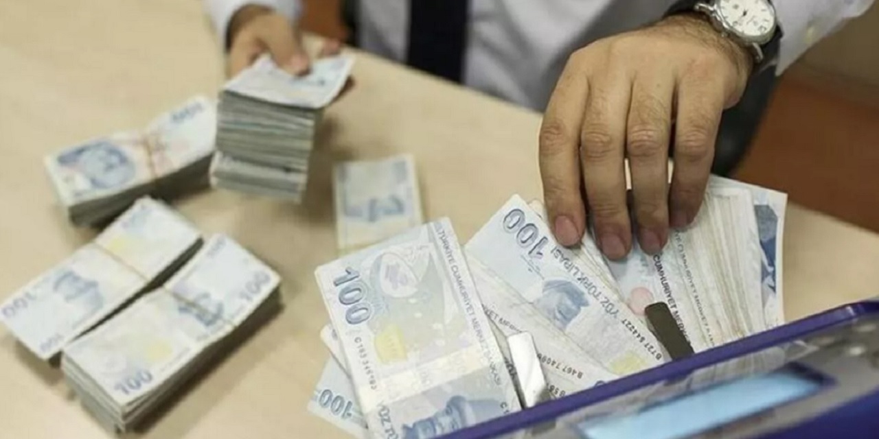 Emekliyi Sevinç Göz Yaşları Döktürecek Haber Az Önce Geldi: 3 Banka Birleşti, 50.000 TL Verecek!